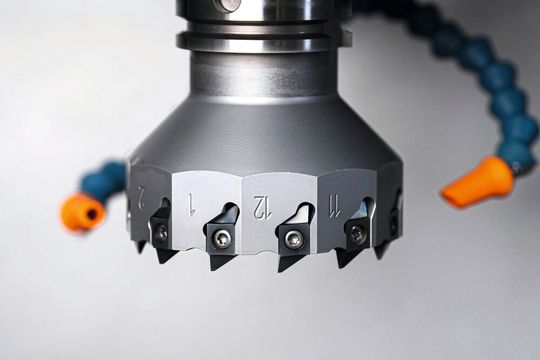 3,5 Zoll Durchmesser mit 12 Einsatzpositionen; für die Zahnform von Emco angepasste Schneidplatten.(Bild:  Horn/Win)