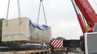 Riesige Lastkräne hoben die drei tonnenschweren Stahlteile an Land und setzten sie auf die Schwerlasttransporte. (Bild: Craemer)