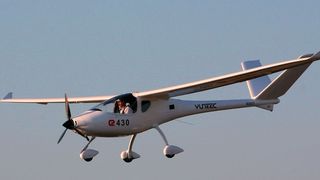 Yuneecs zweisitziges Elektromotorflugzeug E430 erfüllt als eines der ersten die strengen Zulassungskriterien für den europäischen Luftraum und erhält eine Zulassung vom Fachverband der Ultraleichtflieger in der Bundesrepublik Deutschland (DULV). (Yuneec)
