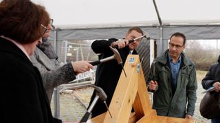 Dr. Manuela Junghähnel, Leiterin des Fraunhofer IZM-ASSID, Dr. Wenke Weinreich, Leiterin des Bereichs Center Nanoelectronic Technologies, Ministerpräsident Michael Kretschmer und Prof. Harald Schenk, Institutsleiter des Fraunhofer IPMS, schlagen symbolisch die letzten Nägel ein (Bild: Fraunhofer IPMS)