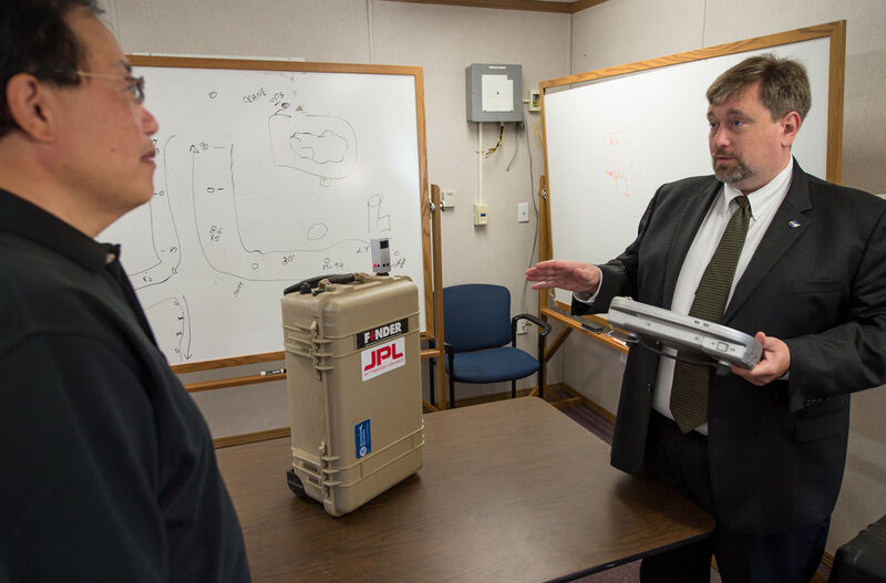 Ed Chow (l.), der JPL Program Manager für FINDER und NASA chief technologists Mason Peck mit dem Prototypen (NASA)