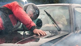 Überlebt! Laut EU-Beschluss, sollen Fahrzeugkarosserien in Zukunft andere Verkehrsteilnehmer, vor allem Fußgänger, besser schützen. Eine besondere Motorhaube in Sandwichbauweise schlägt jetzt einen neuen Konstruktionsweg ein. (Bild: Hennecke)