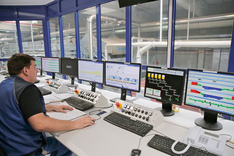 Bild 3: Die Anlage wird von der Warte aus bedient und beobachtet. Die Bedienoberflächen wurden mit WinCC unter dem TIA-Portal projektiert. (Bild: Siemens)