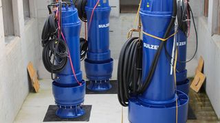 Alle 19 gelieferten Sulzer Pumpen gehören zu den Baureihen XFP und AFLX. Im Vordergrund steht eine der fünf großen AFLX-Pumpen mit einem Gewicht von ca. 4,9 t. Diese Baureihe ist speziell für die Installation in Druckrohren oder Betonsteigeschächten konzipiert und mit hocheffizienten, drei- bis fünfflügeligen, halbaxialen Laufrädern mit geringer NPSH ausgestattet. Ihr maximaler Wirkungsgrad liegt bei rund 81 %. (Sulzer)