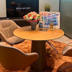 Die Gestaltung des Autohauses ist auf eine hohe Aufenthaltsqualität ausgerichtet.(Bild:  Weller)