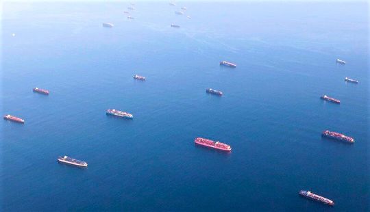 Sieht zwar locker aus, doch das ist ein Stau von Containerschiffen, wie er sich vor den Nordseehäfen und in China momentan aufbaut. Was das bedeutet, macht dieser Beitrag klar.(Bild:  HHLA)