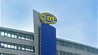 Der angeschlagene Automobilzulieferer Hella rechnet aufgrund der guten Auftragslage nun wieder mit Wachstum. Die Dividende soll übrigens mehr als halbiert werden. (Bild: Hella)