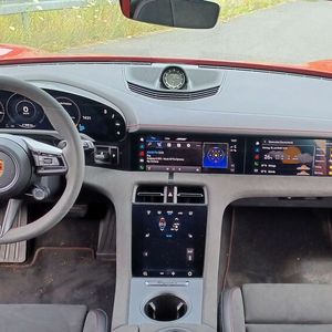 Drei Touchscreens sind für die Infotainment- und Fahrzeug-Einstellungen zuständig.(Bild:  Axel F. Busse)