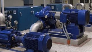 1 Frequenzgeregelte Pumpen geben bedarfsabhängig Frischwasser an das Rohrleitungsnetz ab. (Bild: TIG Group)