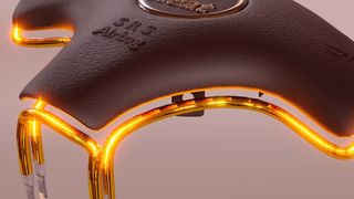 Die Infrarotstrahler, die Heraeus Noblelight im Rahmen der K 2019 präsentiert lassen sich zum Beispiel exakt an die Konturen von Airbaggehäusen, Lenkrädern oder Blenden anpassen – ideal, um das Entgraten oder Schweißen von Kunststoffteilen zu beschleunigen. Halle 10 am Stand G59. (Kussner / Heraeus Noblelight)