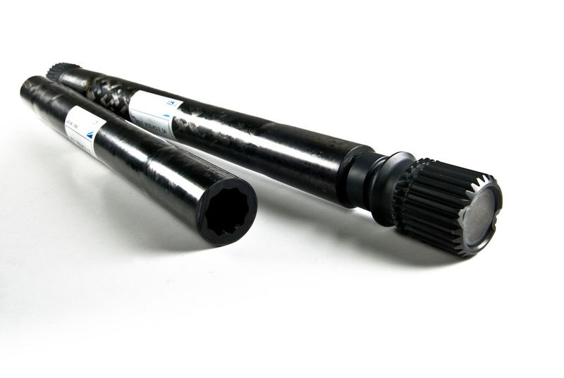 Composites-Radialwellen, links ohne und rechts mit Metall-Endstücken. (Bild: LZS)