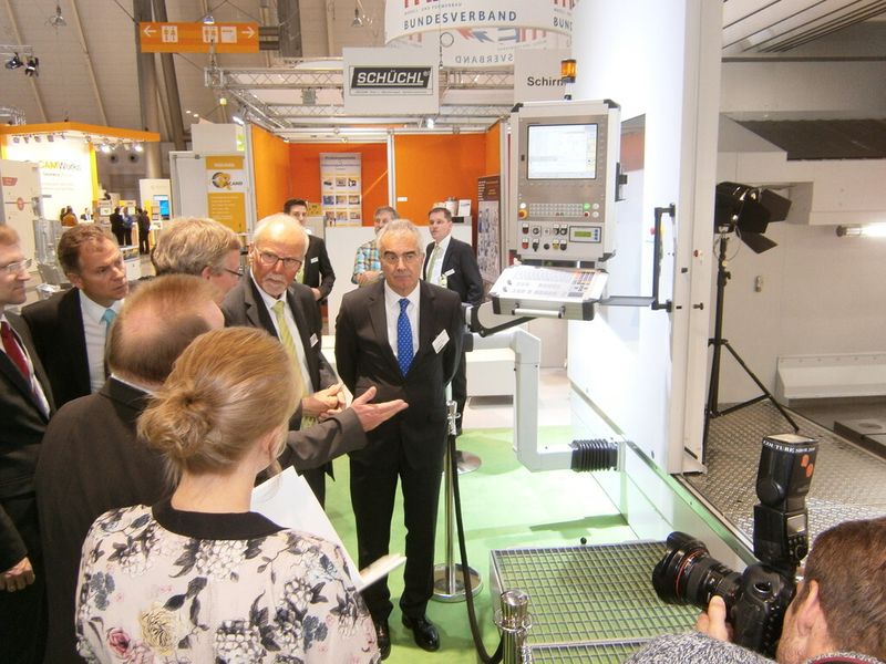 Und ab hier erleben Sie immer wieder, was es sonst noch so auf der Premiere der Moulding Expo zu erleben gab. Mit dabei sind ein Trabi, ein BMW i8, diverser Boliden der Formula Student, ein Rennsimulator, Bauteile, Werkzeugmaschinen und vieles Mehr...die Moulding Expo hat gemäß den Aussagen der Initiatoren ihr Versprechen erfüllt, der Branche eine neue, optimierte Präsentationsplattform zu bieten. (Bild: Königsreuther)