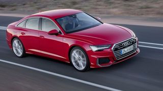 Wie der A8 bietet der neue A6 ein aufgeräumtes Doppel-Touchscreen-Cockpit, Antriebe ausschließlich in Kombination mit Mildhybrid-Technik und Automatikgetrieben sowie automatisierte Fahrkünste auf Level 3. (Audi)