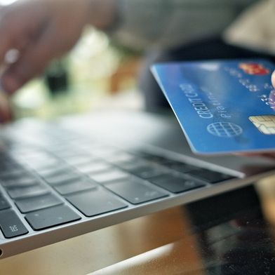 adobestock-1903340200-wkproduction-zahlungsdienstleister-999x562v1 (Bild: © wkproduction/stock.adobe.com)