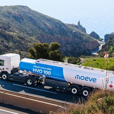 adobestock-1370325123-m-perfectti-hvo100-diesel-logistik-1000x563v1 (Bild: M. Perfectti / Adobe Stock)