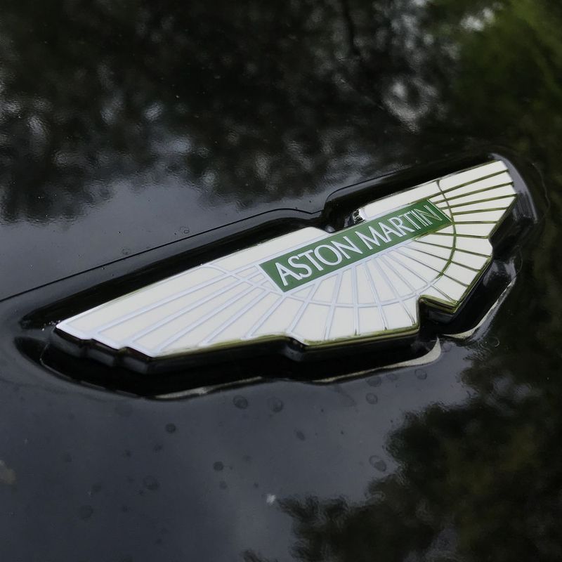 Aston Martin rutscht immer tiefer in die roten Zahlen.