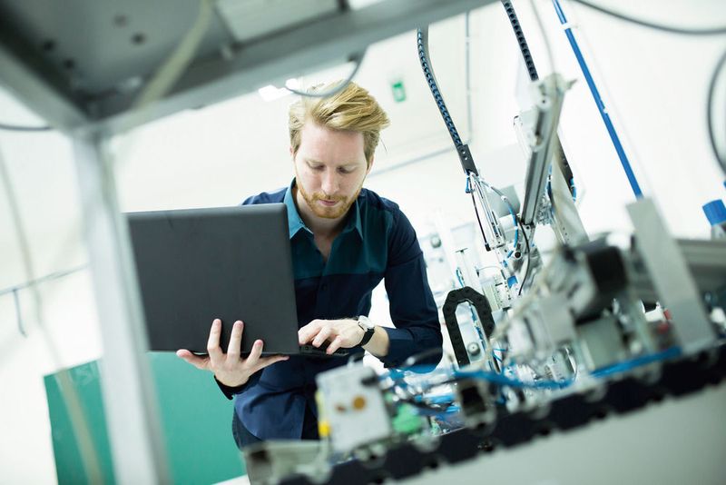 Im Hintergrund aktueller Industrie-4.0-Konzepte zieht das zentrale ERP-System die Fäden. (iStock)