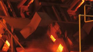 Das neue Stahlwerk der United Steel Company („SULB“) in Hidd im Königreich Bahrain ist auf eine Jahresproduktion von 600.000 Tonnen Stahl ausgelegt. (Bild: Nord Drivesystems)