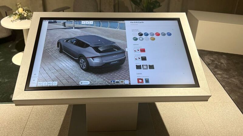 Digitale Elemente spielen im neuen City-Store eine zentrale Rolle. (Bild: Autohaus König)