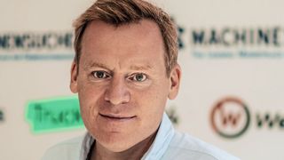 Sven Schmidt Sven Schmidt ist geschäftsführender Gesellschafter der Maschinensucher-Gruppe, dem führenden Online-Marktplatz für Gebrauchtmaschinen in Europa. Seit seinem Eintritt in das Unternehmen 2016 hat er maßgeblich zur Erweiterung und Stärkung der Marktposition beigetragen. Die Machineseeker Group ist seitdem sowohl organisch wie durch Übernahmen stark gewachsen. Die Gruppe besteht aus den Marken Maschinensucher, Machineseeker, Truckscout24, Werktuigen, Gebrauchtmaschinen.de sowie Used-Machines.com. Sven Schmidt gilt als dynamischer Vordenker in der Maschinenbaubranche und ist bekannt für seinen offenen Austausch sowie seine praxisnahen Herangehensweisen. Neben seiner unternehmerischen Tätigkeit ist er auch als Podcaster aktiv und gibt regelmäßig Einblicke in aktuelle Markttrends und Geschäftsstrategien. (Bild: Machineseeker Group GmbH)