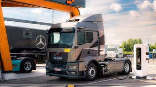 Milence baut aktuell mehrere Ladeparks für elektrische Lkw. Im Bild: Der Lade-Hub im Hafen Antwerpen-Brügge. (Bild: Milence)