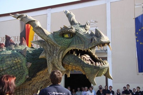 Staunend begrüßen die Further ihren neuen Drachen (Vogel Business Media)