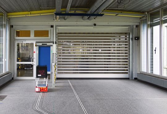 Exakt dem intralogistischen Anforderungsprofil angepasst: kleine Schnelllauftore für ein Mini-FTS im Werk von Robert Bosch Elektronik in Salzgitter. Exakt dem intralogistischen Anforderungsprofil angepasst: kleine Schnelllauftore für ein Mini-FTS im Werk von Robert Bosch Elektronik in Salzgitter.