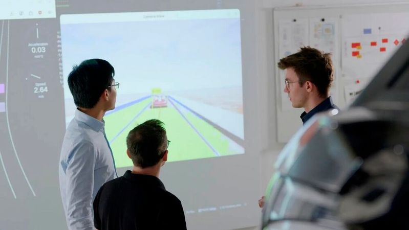 Die Forschenden aus dem Lehrstuhl für Robotik, Künstliche Intelligenz und Echtzeitsysteme testen die neue Architektur am Teststand der TUM. Im Bild (von links nach rechts): Chengdong Wu, Nils Purschke und Sven Kirchner.(Bild:  besser 3 / TU München)