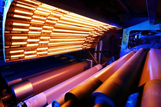 Auf der Fakuma wird Excelitas unter anderem seine Infrarot-Systeme vorstellen, die Warenbahnen folgen können und an deren unterschiedliche Breiten anpassbar sind. Das verringere den Energiebedarf.(Bild:  Excelitas / M. J.Toole)