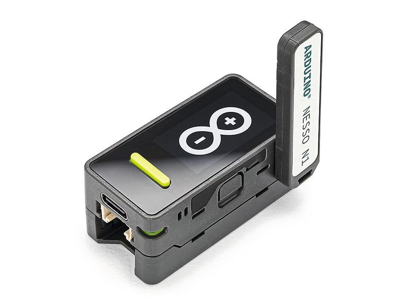 Arduino zeigt mit dem Nesso N1 ein kompaktes IoT-Kit, das den ESP32-C6 mit zusätzlichem Lora-Modul und mehreren Funkprotokollen in einem handlichen Gehäuse bündelt. (Bild: Arduino)