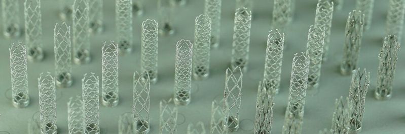 So sieht es aus, wenn filigrane Stents für die Gefäßchirurgie additiv gefertigt wurden. Forscher am Fraunhofer-IWU setzen dabei auf das Laser Powder Bed Fusion (LPBF), was sie auch auf der Formnext demonstriert haben. Doch mit dieser Art Metall-3D-Druck geht noch mehr.(Bild:  Fraunhofer-IWU)