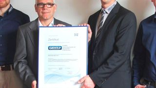 Die Glenpro Ingenieurgesellschaft mbH hat es geschafft! Thomas Lemke, Geschäftsführer Glenpro (rechts), bedankt sich bei Robert Schmitt, Geschäftsführer der SKZ-Cert GmbH, für die erfolgreiche und reibungslose Zertifizierung nach DIN ISO 9001:2015. (Glenpro)