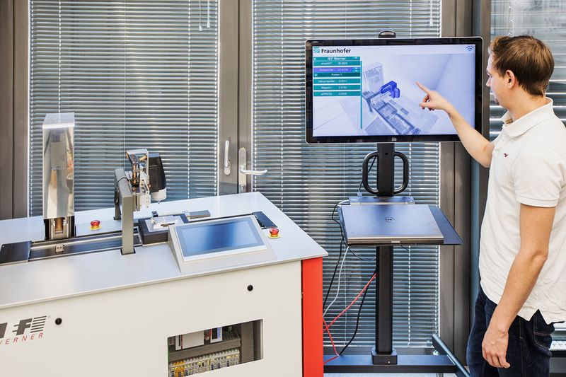 Die vom Fraunhofer-IPA entwickelte Anwendung InsideOut visualisiert Daten aus der Maschinensteuerung. So fällt es Nutzern leicht, die komplexen Informationen zu verstehen. (Fraunhofer-IPA)