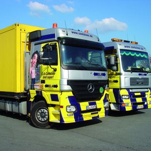 32 werkseigene Lkw mit Ladekran stehen für die Auslieferung der Container zur Verfügung. Bilder: ELA Container
