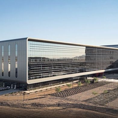 Hauptsitz der TSMC-Zweigstelle in Arizona: Mehreren Medienberichten zufolge sollen Taiwan und die USA kurz vor einer Übereinkunft stehen, um Einfuhrzölle aus Taiwan auf 15% zu senken. Im Gegenzug soll aber TSMC sich zu dem Bau von bis zu fünf weiteren Fabs in Arizona verpflichten, was die Gesamtzahl auf 11 Produktionslinien, zwei Chipgehäuse-Anlagen und ein F&E-Zentrum bringen dürfte. (Bild: TSMC)