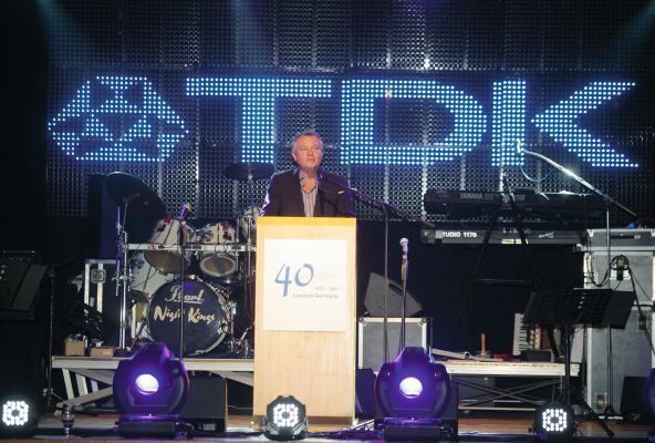 Bild 33: 40 Jahre Lambda Germany im Jahr 2011 – Gustav Erl (General Manager) in einer Festrede in Achern. (Bild: TDK-Lambda)