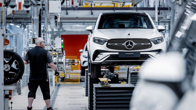 Mobiler Safelog-Transportroboter in der Mercedes Factory 46. (Bild: Safelog)