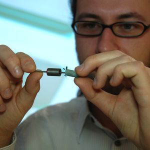 Die Professur Elektrische Energiewandlungssysteme und Antriebe der TU Chemnitz erforscht die Fertigung von Motoren für Elektrofahrzeuge im Siebdruckverfahren. Mathias Lindner von der Professur Elektrische Energiewandlungssysteme und Antriebe montiert die gedruckte Folienwicklung in den Rotor eines kleinen Motors.