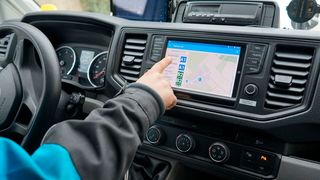 Auf Basis der GPS-Koordinaten des VW Crafter werden im Infotainmentsystem des Vans sowie auf einem Handheld des Fahrers die Taschen der aktuell in der Nähe abzuliefernden Pakete angezeigt. (VWN)