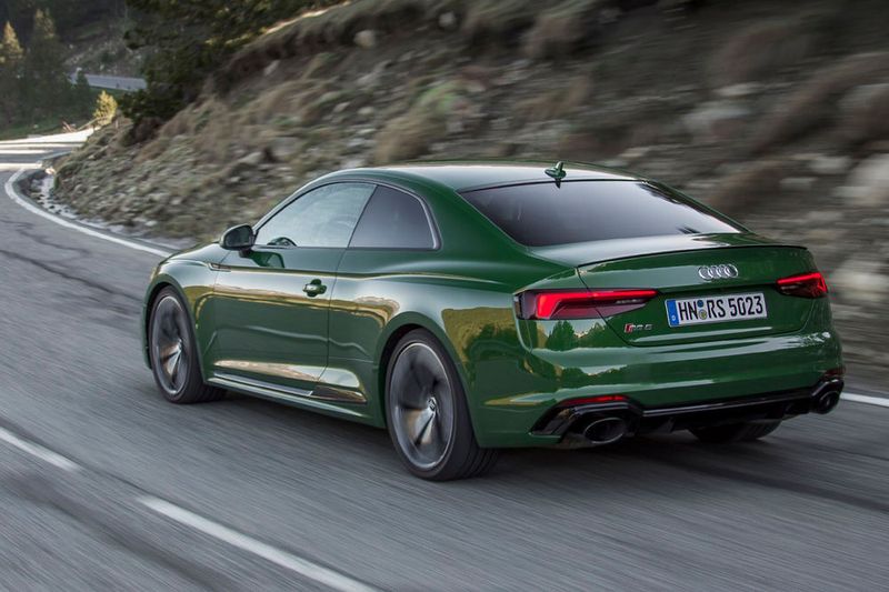 Besonders in der neuen Exklusivfarbe „Sonoma Green“ ist das Sportcoupé ein Hingucker. (Audi)