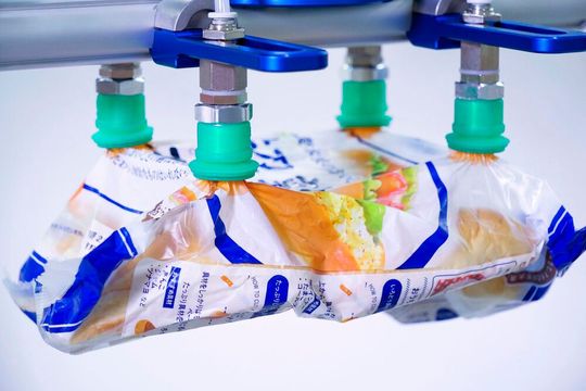 Anfang Mai zur Interpack in Düsseldorf wird J. Schmalz seine Vakuumgreifsysteme präsentieren. Zum Beispiel den Balgsauggreifer PSPF, der für die Handhabung von Beuteln et cetera konzipiert ist. Anfang Mai zur Interpack in Düsseldorf wird J. Schmalz seine Vakuumgreifsysteme präsentieren. Zum Beispiel den Balgsauggreifer PSPF, der für die Handhabung von Beuteln et cetera konzipiert ist.