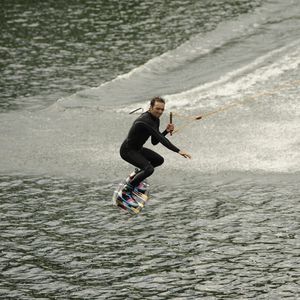 Baypren-Kautschuk hält Wassersportler warm und trocken.