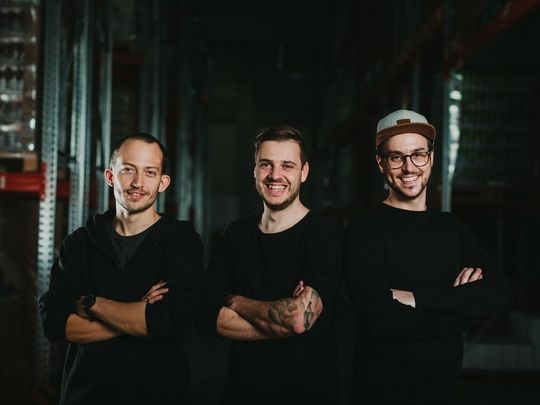 (Logsta wurde im Jahr 2017 von Dominik Bieringer, Georg Weiß und Christoph Glatzl (v.l.n.r.) gegründet. (Bild: Adrian Almasan Photography))