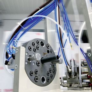 Die Multikupplung des Schnellwechselsystems SWS dient dem schnellen Wechsel von elektrostatischen Hochrotationszerstäubern an Robotern und Lackierautomaten. 
