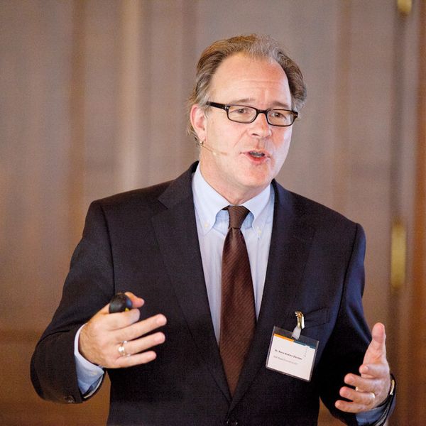 Boris Zürcher, Direktor und Chefökonom der BAKBasel Economics AG, hielt fest, dass die Wertschöpfung der Industrie pro Kopf der Bevölkerung in der Schweiz im internationalen Vergleich mit Abstand am höchsten sei, dennoch geht Zürcher mittel- bis längerfristig von einem wachsenden tertiären und schrumpfenden sekundären Sektor aus. (Bild: Inova)