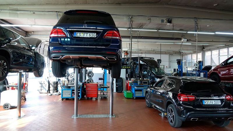 Mit Unterflurhebebühnen sieht die kompakte Werkstatt viel großzügiger und aufgeräumter aus.  (Bild: Rosenow/»kfz-betrieb«)