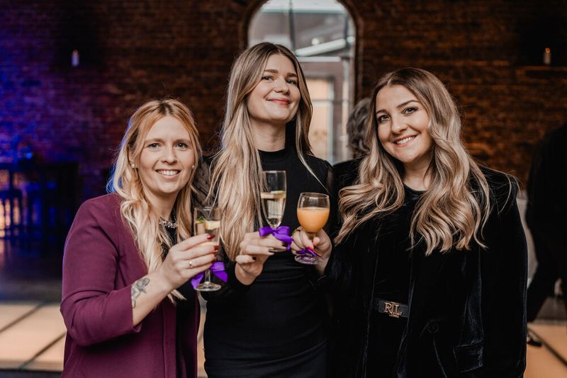 Die drei Ladies haben allen Grund zu feiern! Danke für die super Organisation an (v. l.) Sarah Wilhelm, Agnes Juliano und Hülya Schimanski.  (Bild: BenQ)