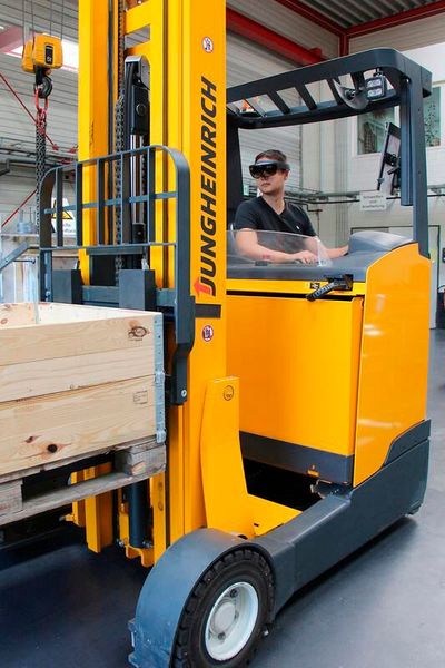 Am Steuer eines Staplers versperren Hubmast und Ladung die Sicht. (Bild: IPH)