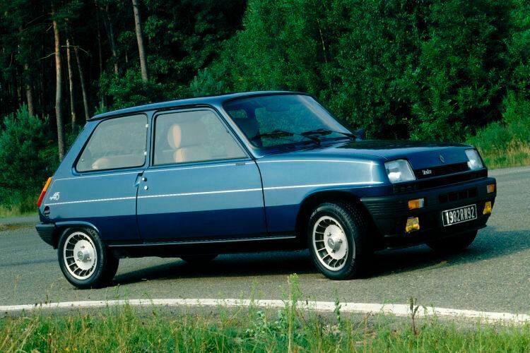 Parallel zum Mittelmotorboliden gab es auch den normalen R5 mit Turbomotor. Der R5 Alpine Turbo brachte es mit 79 kW/108 PS auf eine Höchstgeschwindigkeit von 191 Stundenkilometern und war ein echter „GTI-Killer“. (Renault)