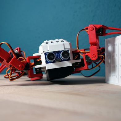 Der Roboter, den das IPH bei der Hannover Messe 2026 zeigt, kann mithilfe von Sprachsteuerung und KI einen Hindernisparcours nahezu in Echtzeit bewältigen. (Bild: Fabien Florian Fliegner)